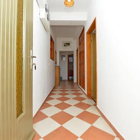 Apartment Kimano 2 With Garden In Zadar