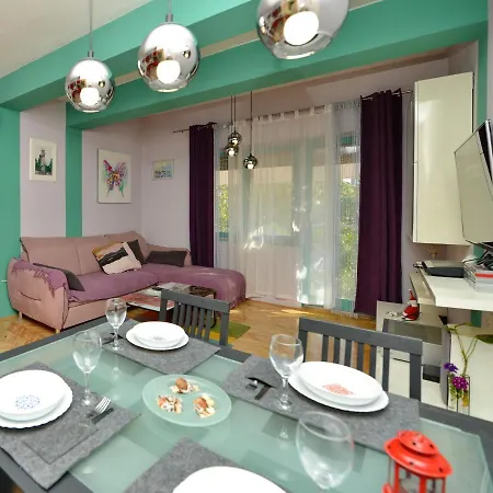 3 Bedroom Sleeps 6 - Private Garden * זאדאר