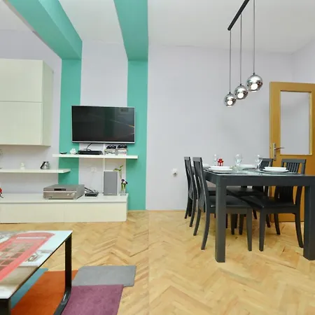 3 Bedroom Sleeps 6 - Private Garden זאדאר
