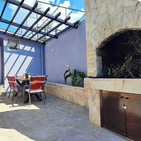 דירה 3 Bedroom Sleeps 6 - Private Garden *