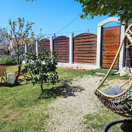 3 Bedroom Sleeps 6 - Private Garden * זאדאר